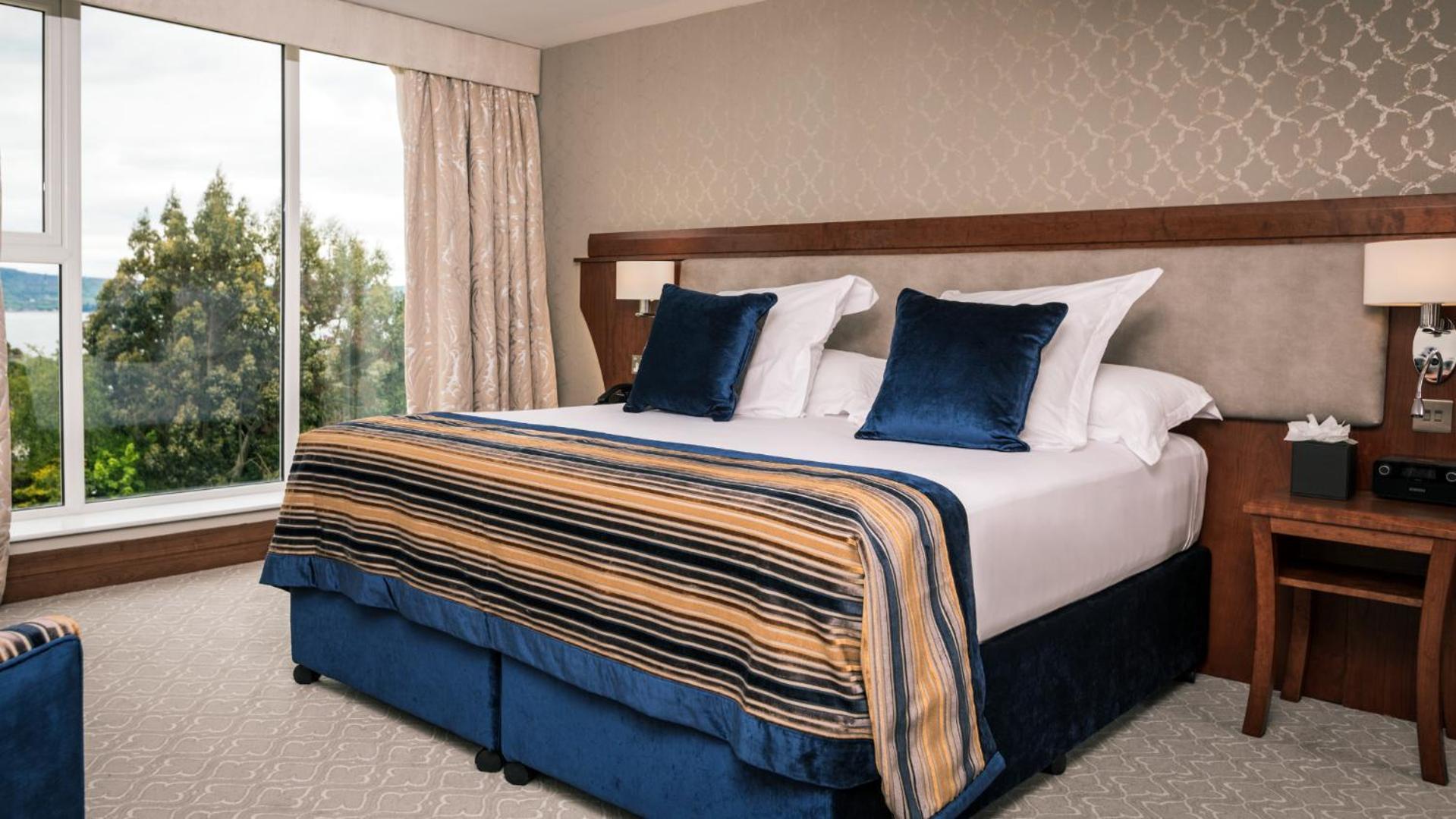 The Culloden Estate And Spa Holywood  Ngoại thất bức ảnh A bedroom at the hotel