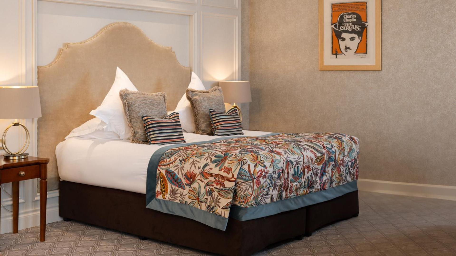 The Culloden Estate And Spa Holywood  Ngoại thất bức ảnh A bed with a bed frame